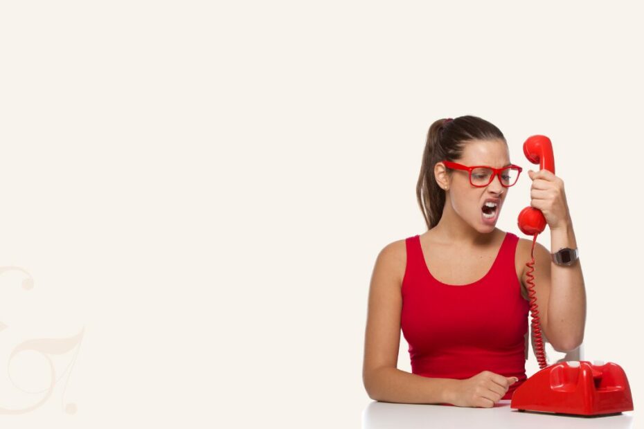 femme en colère devant un ancine téléphone