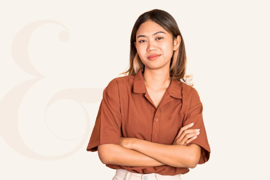 une femme souriante qui illustre l'article pourquoi j'ai du mal à dire non