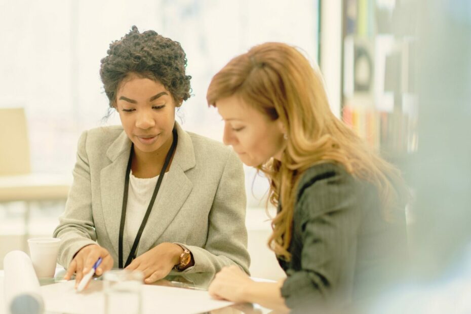 deux femmes discutent