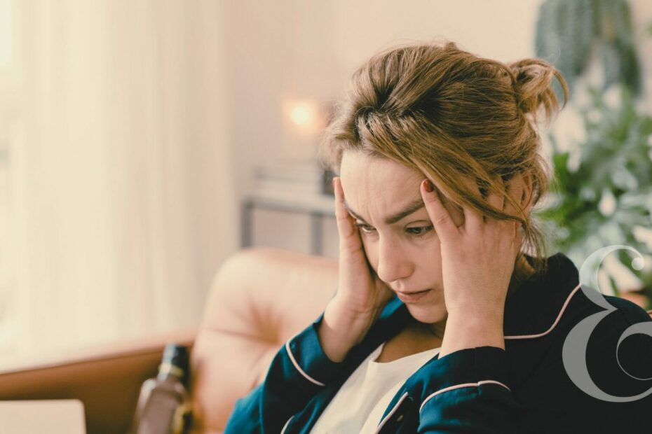 une femme se prend la tête en stress